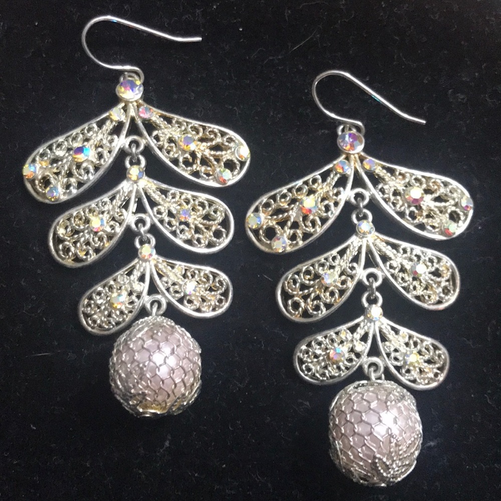 Gold filigree sparkle drop earring.